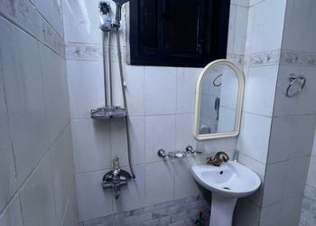 استديو بأثاث مريح وبسيط 