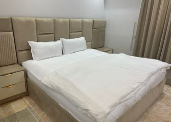 استديو بأثاث مريح وبسيط 
