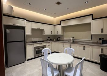استراحة بمسطح اخضر وجلسه خارجيه