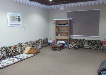 مزرعة بمسطحات خضراء وأجواء ممتعة