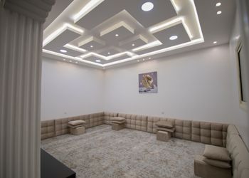 شاليه بجلسة خارجية ومسطح اخضر