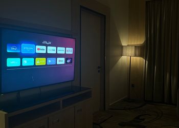 استديو بأثاث مريح وبسيط 