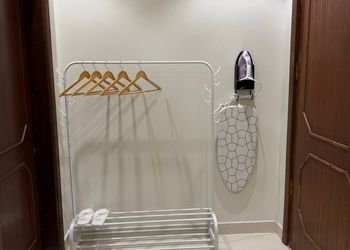 استديو بأثاث مريح وبسيط