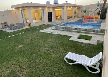 شاليه بمسطح اخضر والعاب مائية