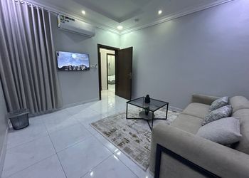 شقة بصالة مريحة وغرفتين نوم 