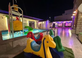 استراحة بمسبح ألعاب مائية 