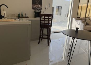 شاليه بمسبح خارجي وجلسة خارجية