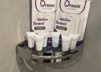 شقة بصالة أنيقة وثلاث غرف نوم