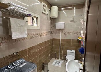 شقة بتصميم فاخر وصالة أنيقة