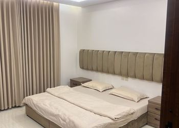 شقة بغرفة معيشة وغرفتين نوم 