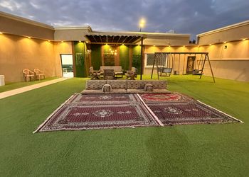 استراحة بمجلس واسع وفناء خارجي 