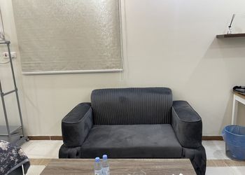 استديو بأثاث مريح وبسيط 