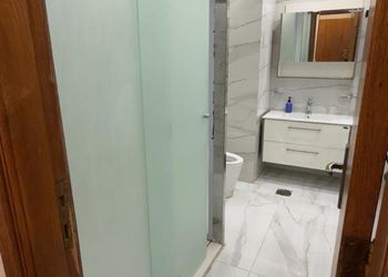 شقة بغرفة معيشة وغرفتين نوم 