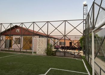 استراحة بجلسة خارجية ومسبح داخلي