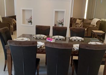 شاليه بجلسة خارجية ومسطح اخضر