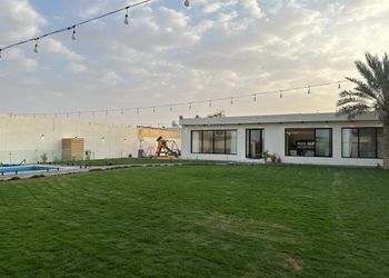 شاليه بمسطح اخضر ومسبح 