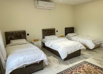 استراحة بصالة جلوس وغرفتين نوم 
