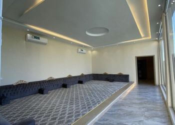 شاليه بمسطح اخضر ومسبح