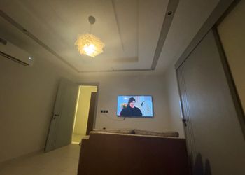 استديو بأثاث مريح وبسيط 