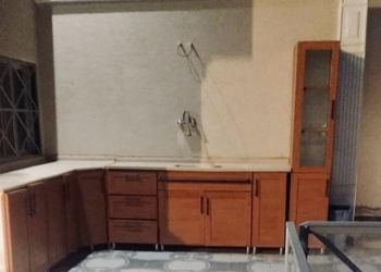 شاليه بمسطح اخضر وجلسة خارجية