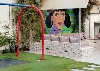 شاليه بجلسه مطله على مسبح بألعاب