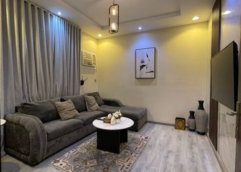 شقة بصالة مريحة ودخول ذاتي 