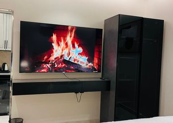 استديو بأثاث مريح وبسيط 