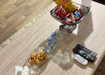 شقة بصالة مريحة وغرفة نوم 