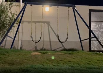 استراحة بجلسات خارجية ومسبح 