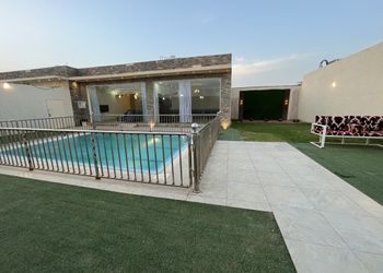 شاليه بمسطح اخضر ومسبح 