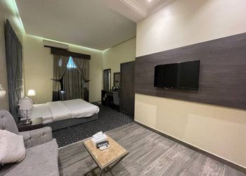 استديو بسرير ماستر وجلسة مريحة 