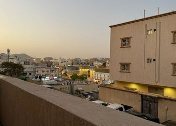شقة بصالة جلوس وغرفة نوم