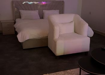 استديو بسرير ماستر وأثاث مريح 