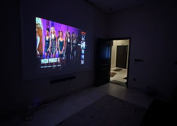 شقة بتصميم مميز وغرفه سينما خاصه