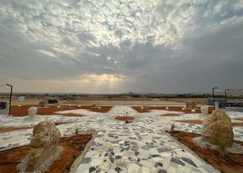مخيم بجلسة وبإطلالة على الجبل 