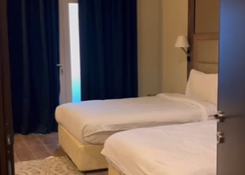 شاليه بجلسة مطلة على البحر 