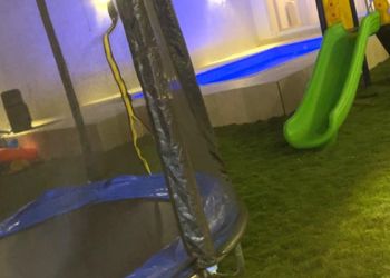 شاليه بمسطح اخضر ومسبح 