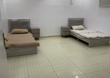 شقة بغرفة معيشة وغرفتين نوم 