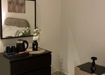 استديو بأثاث مريح وبسيط