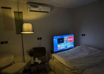 استديو بتصميم هادئ وسرير مريح 