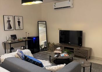 استديو بأثاث مريح وبسيط 