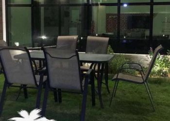 شاليه بجلسة تطل على مسبح خارجي 