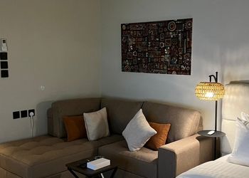 استديو بأثاث مريح وبسيط 