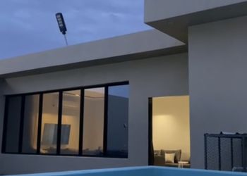 شاليه بألعاب أطفال وجلسة خارجية 
