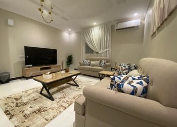 شقة بغرفة معيشة وغرفة نوم 