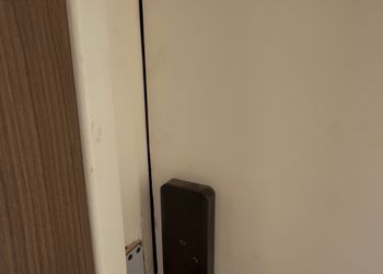 استديو بسرير مريح وتصميم هادئ 