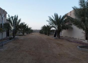 استراحة بمجلس واسع ومسطح اخضر 