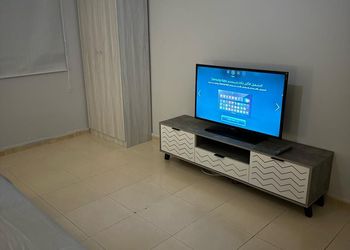 غرفة بأثاث مريح وبسيط 