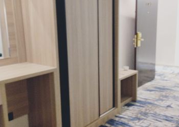 استديو بأثاث مريح وبسيط 