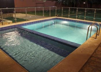 استراحة بمسبح مطل على الحديقه